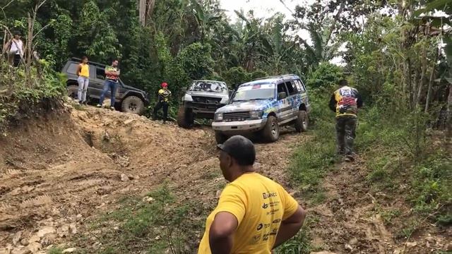 Mitsubishi Montero Pajero 1997 downhill on muddy track смотреть онлайн