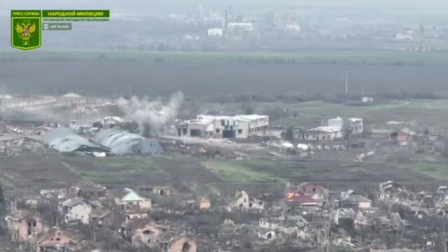 Республиканские силы сносят ангар в Бахмуте, в котором укрылись военнослужащие ВСУ
.mp4 смотреть онлайн