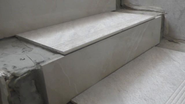 Начало укладки керамогранита на ступени  .