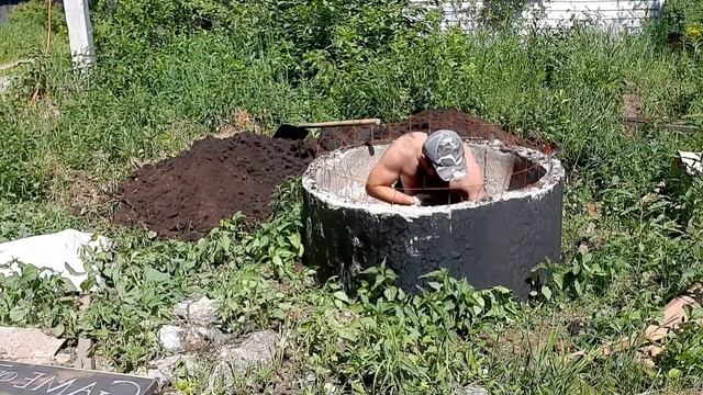 как закопать бетонные кольца под канализацию вручную!/Выгребная яма из бетонных колец смотреть онлайн