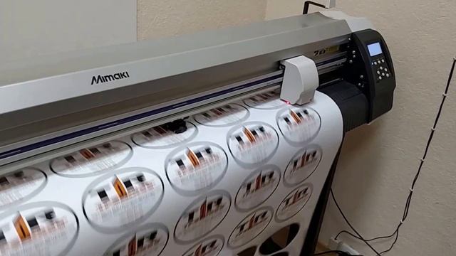 Изготовление фигурных наклеек при помощи режущего плоттера смотреть онлайн