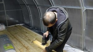 Зимний курятник из теплицы своими руками. Стелим пол и обшиваем стены. (Часть-2)