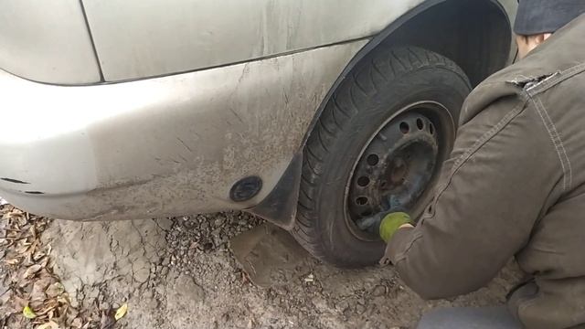 КАК ПОМЕНЯТЬ РЕЗИНУ НА МАШИНЕ САМОМУ смотреть онлайн