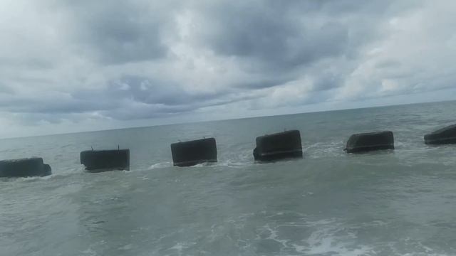 Первый поход к морю,море мокрое и соленое,вода мутная смотреть онлайн