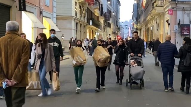 Стритстайл в Европе ???? Как одеваются в Италии в ноябре смотреть онлайн