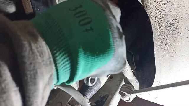 БЫСТРОЕ СНЯТИЕ ПРАВОЙ СТОЙКИ (открутив три гайки!!!) Škoda Rapid и VW Polo смотреть онлайн