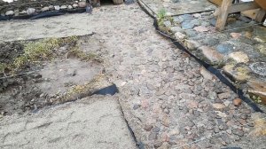 Стройка женскими руками. Мощение садовой дорожки природным камнем.