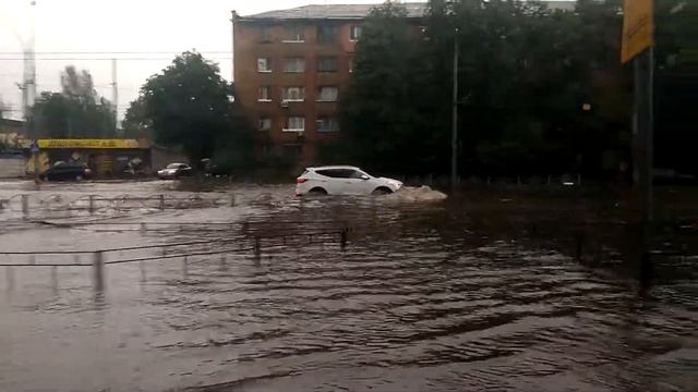 Hyundai Santafe рассекает по волнам в Киеве. 25.07.2018 смотреть онлайн
