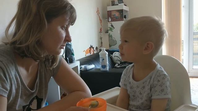 Кирюха ест суп и общается