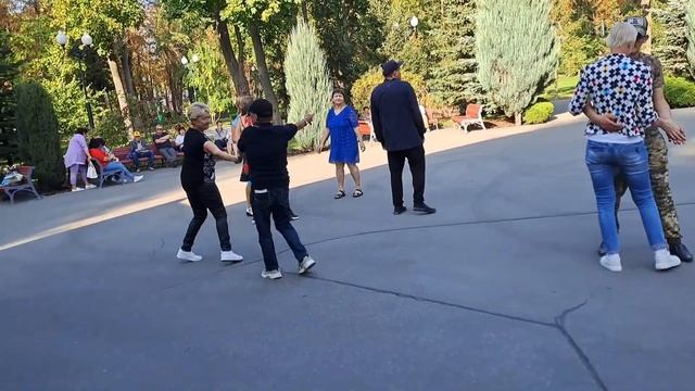 ЛИСТЬЯ ЖГУТ❤️ ТАНЦЬІ В ПАРКЕ ГОРЬКОГО❤️ ХАРЬКОВ 2023 смотреть онлайн