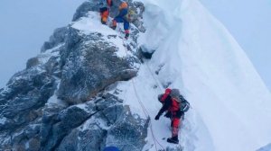 Первый поднялся на Эверест без ног, второй спустился на сноуборде. Чего вы еще не знали об Эвересте