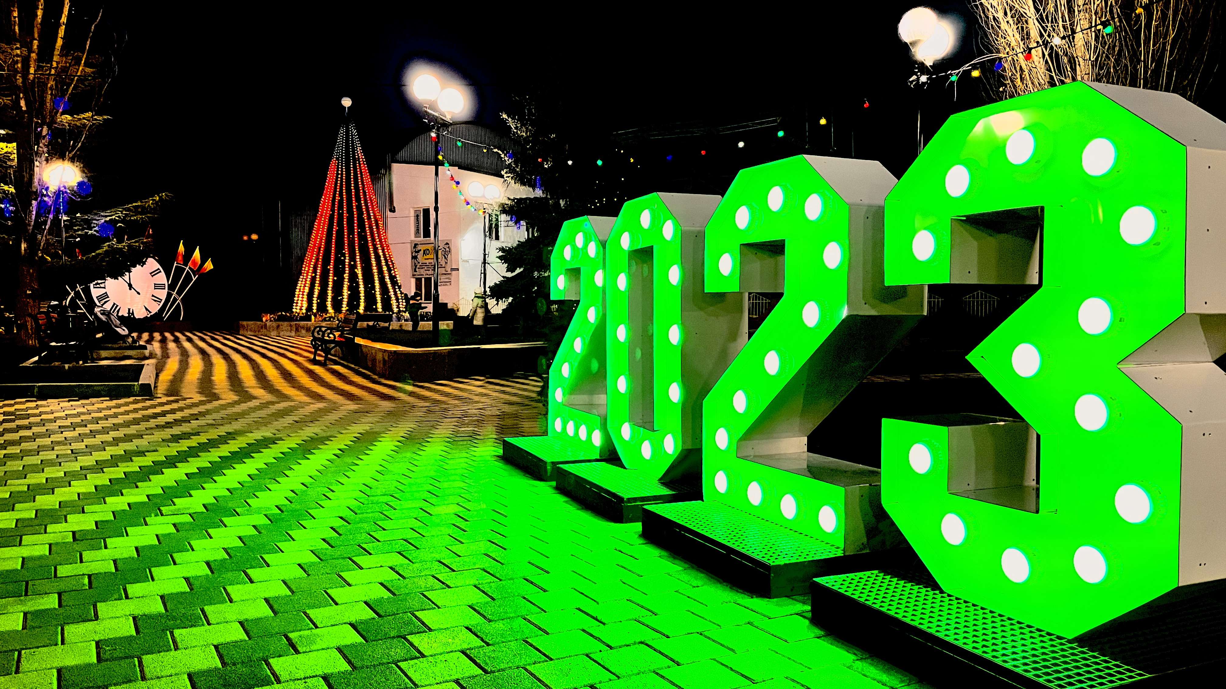 Шикарная НОВОГОДНЯЯ Балаклава!Шок от увиденного-Испорченный ВАНДАЛАМИ новый СКВЕР!Севастополь 2022 смотреть онлайн