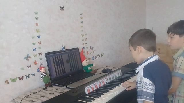 Булочки. Пробует использовать в правой руке 3 пальца смотреть онлайн