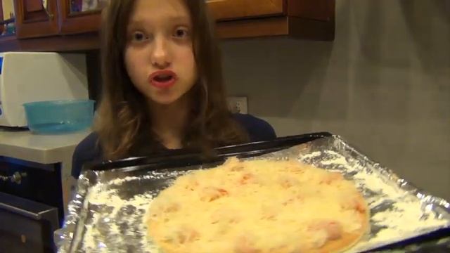 Готовим пиццу с морепродуктами/ Cooking with Julia #2 смотреть онлайн