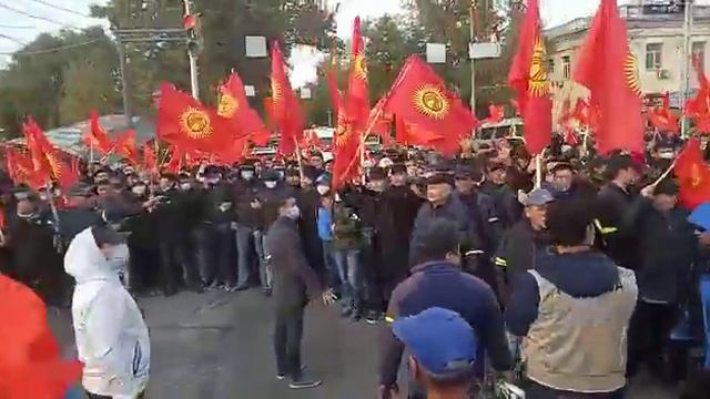 К митингующим, идущим от здания «Форума», присоединились 500 человек (видео) смотреть онлайн