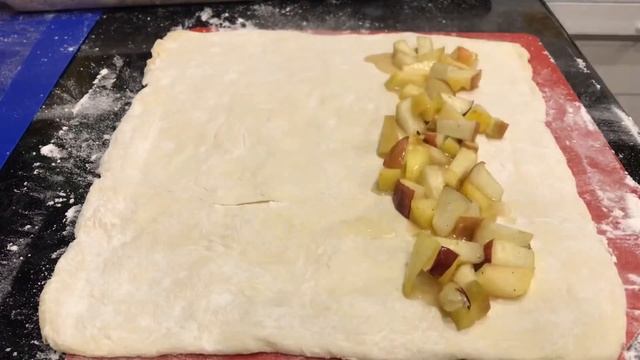 Слоеный рулет с яблоками. Из слоеного теста. Самые простые рецепты. смотреть онлайн
