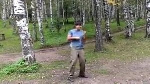 Фланкировка одной шашкой обеими руками.