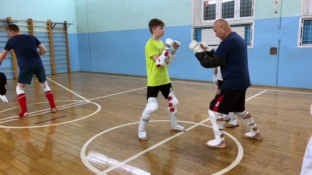 Мастерская Кумитэ Кёкусинкай (47) Разминка - бой с тенью / Варианты набивки / Связки на скорость смотреть онлайн
