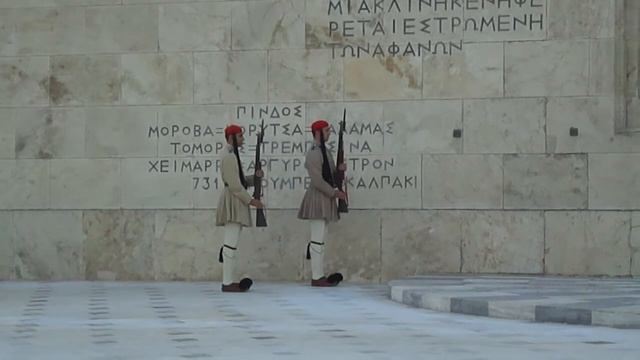 Греция. Афины. Почётный караул - эвзоны. смотреть онлайн
