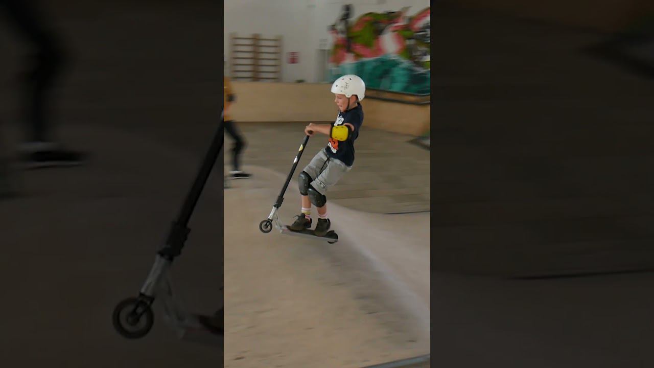 Трюки на самокате в крытом скейт парке BunnyHop смотреть онлайн