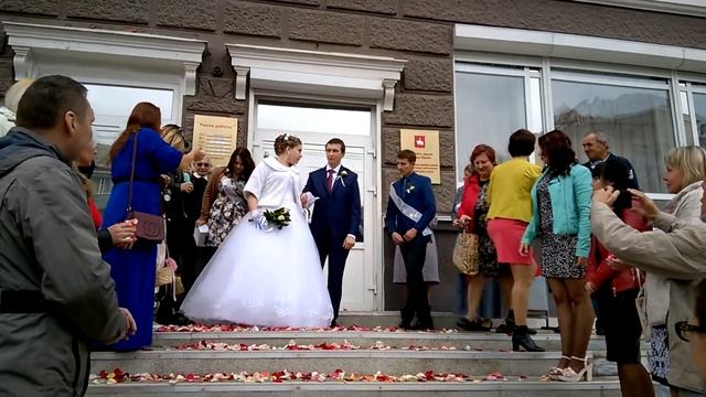 выход молодых из загса смотреть онлайн