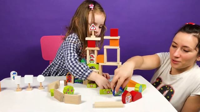 Эмми с мамой играют деревянным конструктором про город. Видео для детей смотреть онлайн