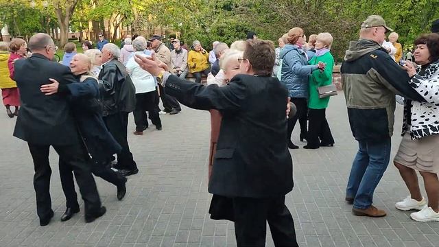 "ТУМБАЛАЛАЙКА"... звучит на танцполе в Гомельском парке...30.04.2023года. смотреть онлайн