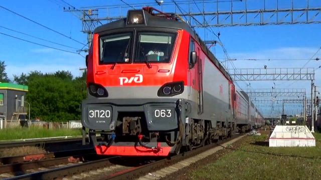 Встреча двух электровозов ЭП20-067 и ЭП20-063 со скорыми двухэтажными поездами на станции Люберцы 1 смотреть онлайн