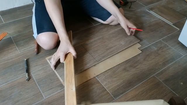 КАК РЕЗАТЬ КЕРАМОГРАНИТ КАФЕЛЬ ОБЫЧНЫМ СТЕКЛОРЕЗОМ – ИДЕАЛЬНЫЙ РАЗРЕЗ БЕЗ СКОЛОВ смотреть онлайн