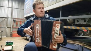 Машина ЗиС груженая бензином хотела 130 обойти) К дню шофёра!