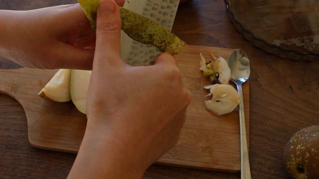 洋梨の食べごろの見分け、切り方❘フランスのレシピで作る簡単な洋梨とチョコレートのクランブル【フランス田舎暮らしVLOG#24 】 ～CRUMBLE POIRE-CHOCOLAT (ENG sub) смотреть онлайн