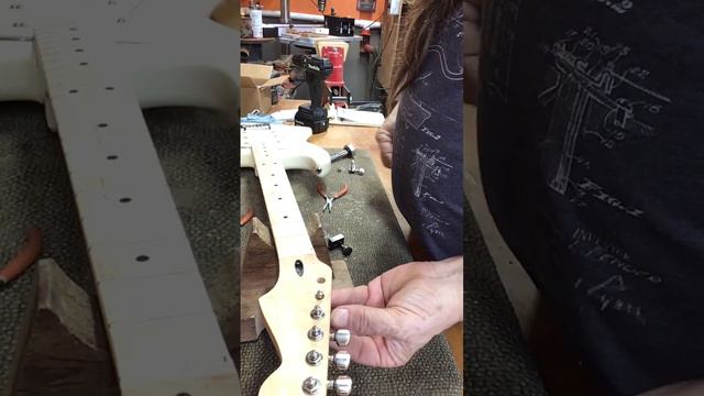Mexican Strat rework part III Sperzel locking tuners with the Brown's Guitar Factory Fang jig смотреть онлайн