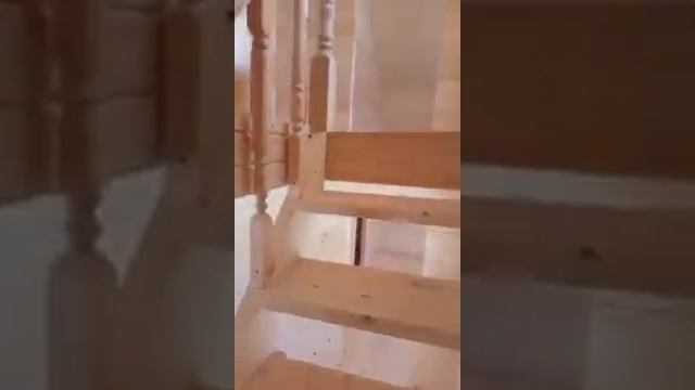 Двухмаршевая лестница в доме из бруса.Как она выглядит? смотреть онлайн