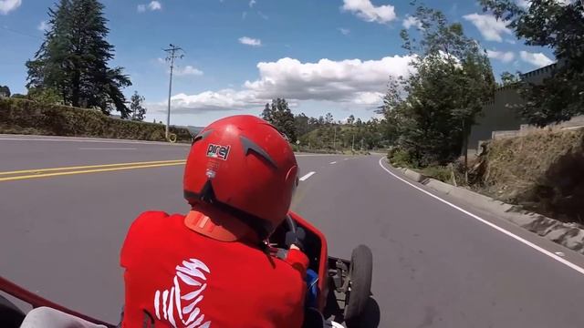 ГОНКИ С ГОРЫ БЕЗ ДВИГАТЕЛЕЙ В ЭКВАДОРЕ смотреть онлайн