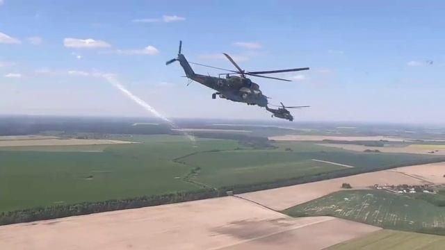 Боевые вертолеты Ми-24 ВВС и ПВО Республики Беларусь на патрулировании приграничной зоны с Украиной смотреть онлайн