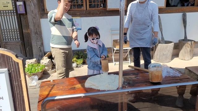 Кёнжу. Королевские гробницы и национальная деревня. смотреть онлайн