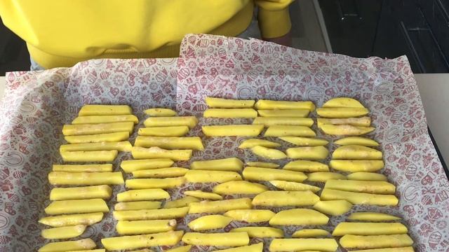 Когда хочется необычный гарнир, готовим хрустящий картофель фри в духовке. смотреть онлайн