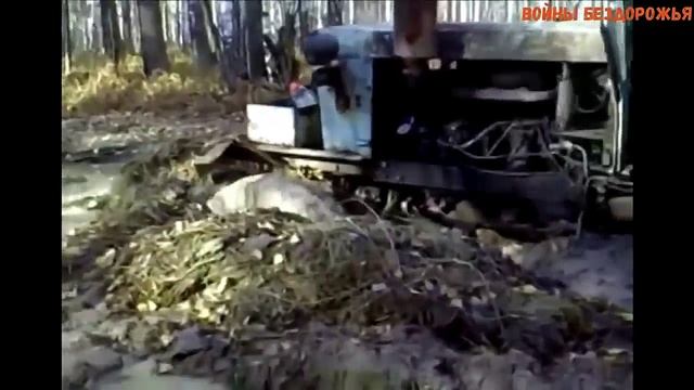 Тракторист Месит грязь, на тракторе Белорусь МТЗ-80 смотреть онлайн