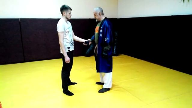 захват за руку (освобождение в стиле кунг фу)