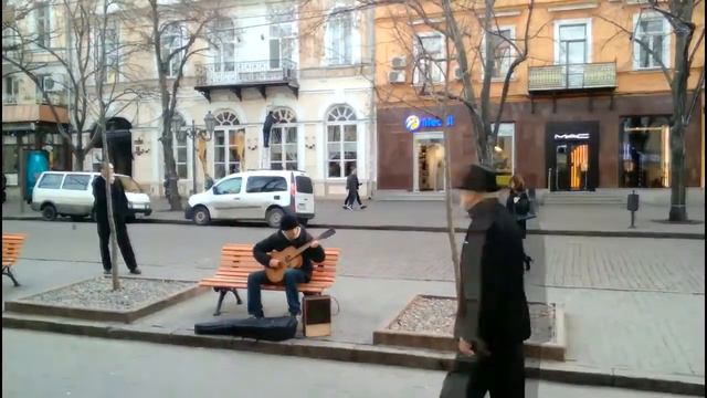 Уличный музыкант играет лучше эстрадного!!!!! смотреть онлайн