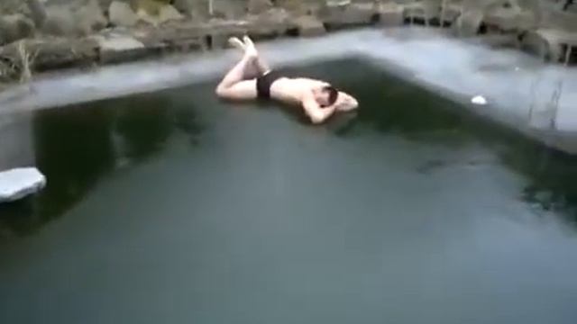Как правильно прыгать в заледенелый бассейн смотреть онлайн