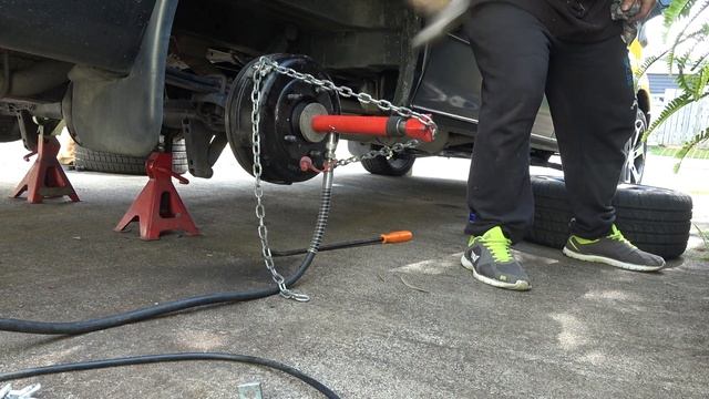 Removing Stuck Brake Drums - Ford Transit смотреть онлайн