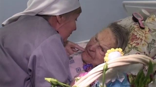 Помощь лежачим больным в Приюте милосердия при храме святой Великой княгини Елисаветы смотреть онлайн