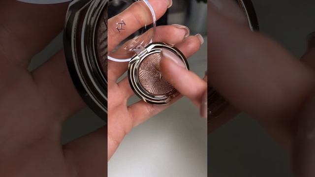 Блестящие тени для праздничного макияжа от KiKo Milano @KikocosmeticsItOfficial ✨ смотреть онлайн