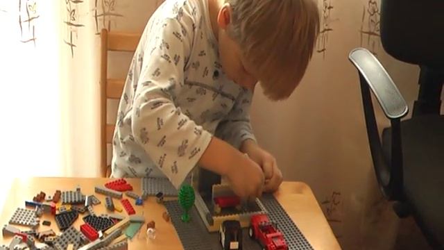 Сборка импровизированного Lego-домика (часть 2) смотреть онлайн