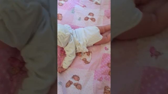 Как быстро научить переворачиваться ребёнка младенца 3,4,5 месяцев дома смотреть онлайн