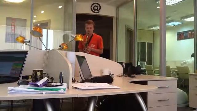 Денис Цымбаленко играет в офисе(часть 2).flv смотреть онлайн