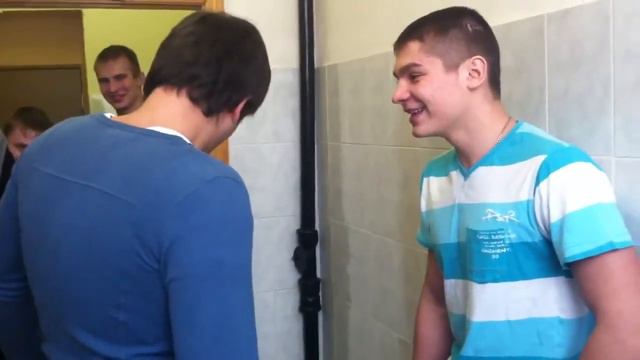 Реальные боксеры разбираются в туалете. Сокрушающие удары! смотреть онлайн