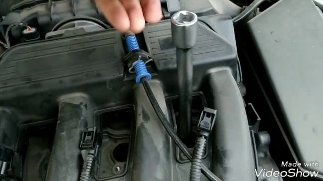 Замена свечей зажигания на автомобиле Ларгус, Логан, Алмера. Двигатель К4М смотреть онлайн