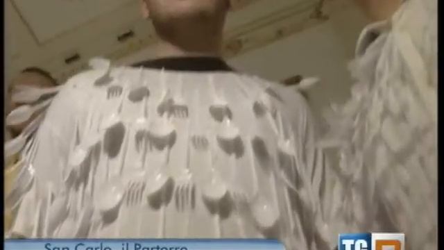 NAPOLI - TEATRO SAN CARLO - ALTA MODA DEL RICICLAGGIO E MUSICA SPERIMENTALE смотреть онлайн